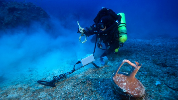 Со дна Эгейского моря подняты сокровища с древнего корабля