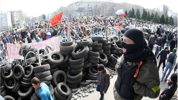 Жители новой Донецкой народной республики требуют присоединения к России