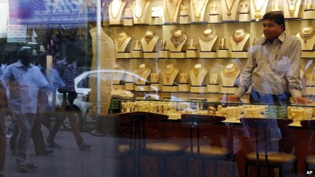 Из желудка индуса извлекли 12 слитков золота