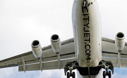 У самолета в полете отвалилось крыло