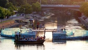 В Румынии построили самый большой в мире мост из пластиковых бутылок