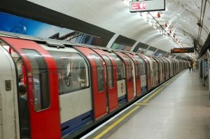  В Лондонском метро оплату будут принимать только банковскими картами
