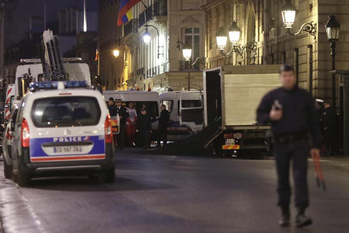 Экологи высыпали у Елисейского дворца пять тонн угля