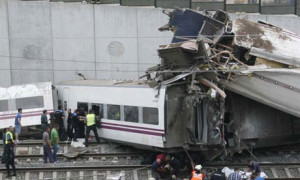 Железнодорожный состав рухнул в реку в результате разрушения моста