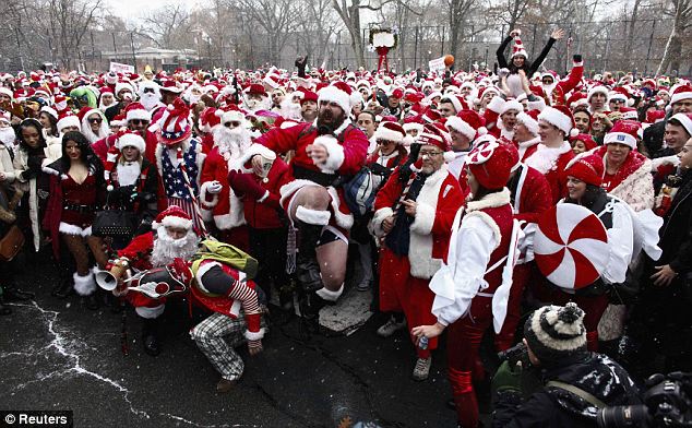 Многотысячный фестиваль  Санта Клаусов SantaCon