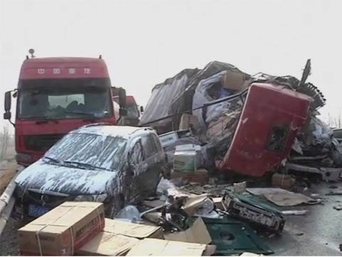 В Китае столкнулись  26 автомобилей: около 100 человек пострадало